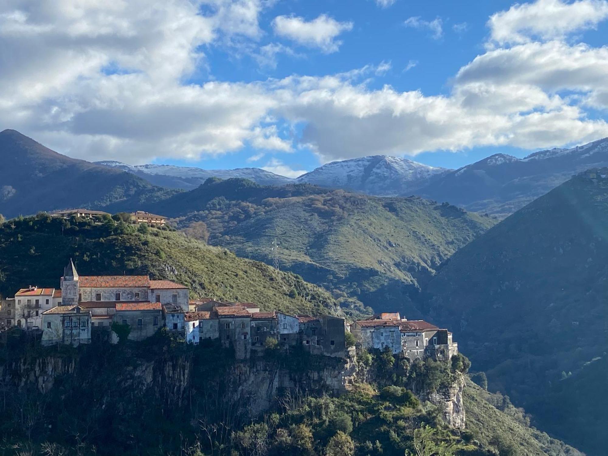 Отель La Terrazza Nel Borgo Тортора Экстерьер фото
